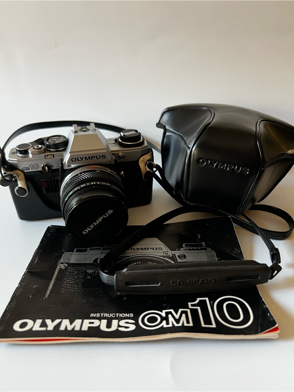 Olympus OM10 35mm SLR Film Camera + 50mm f1.8 Lens Near Mint w/Manual/Case
